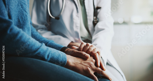 Fotografía Holding hands, doctor and patient with comfort, compassion and advice with results in clinic