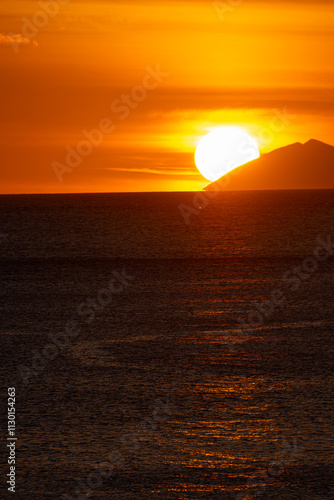 沈む太陽と海