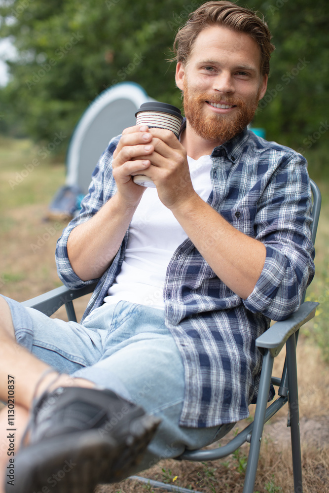 Obraz premium a young man drinking coffee