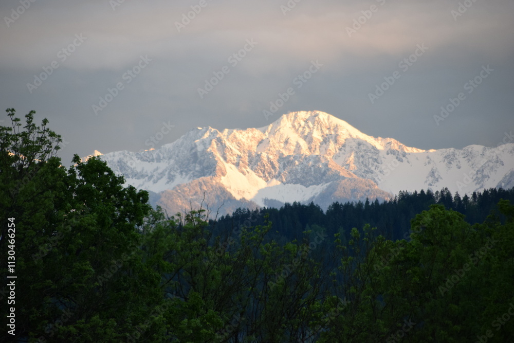 Fototapeta premium snowy mountains againt cloudy sky