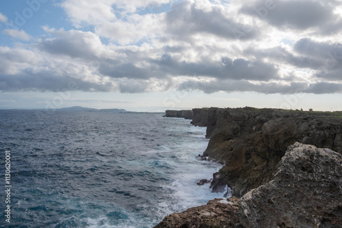 荒れる海と空