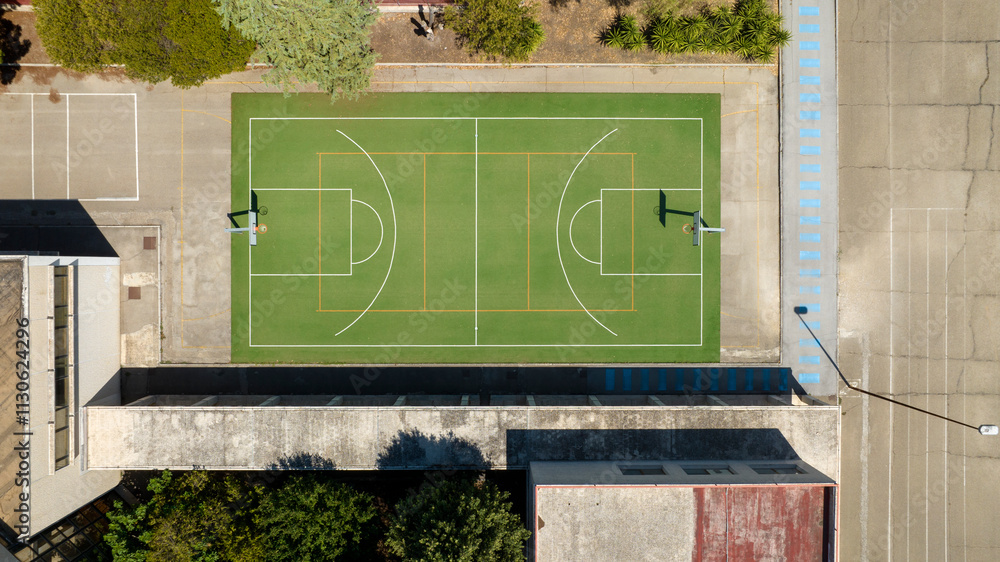 Obraz premium Perpendicular aerial view of a multipurpose field where you can play soccer, basketball and volleyball.
