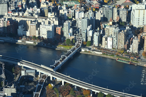 東武鉄道の鉄道橋、スカイツリー展望デッキより