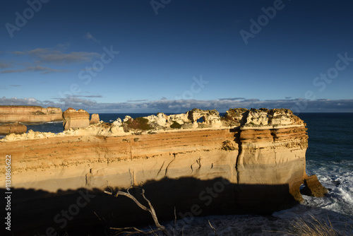 The Razorback rock formation at Loch Ard Gorge at the twelve apostles , Port Campbell National Park, Great Ocean Road, Victoria, Australien