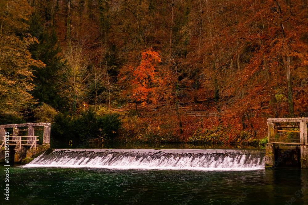 Fototapeta premium Blautopf See Wasserfall