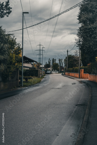 Straße in einem kleinen Ort in Frankreich (nahe Amiens)