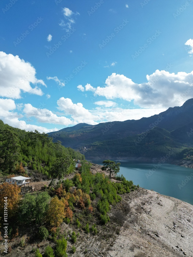 Obraz premium lake in the mountains reservoir rocky shore trees