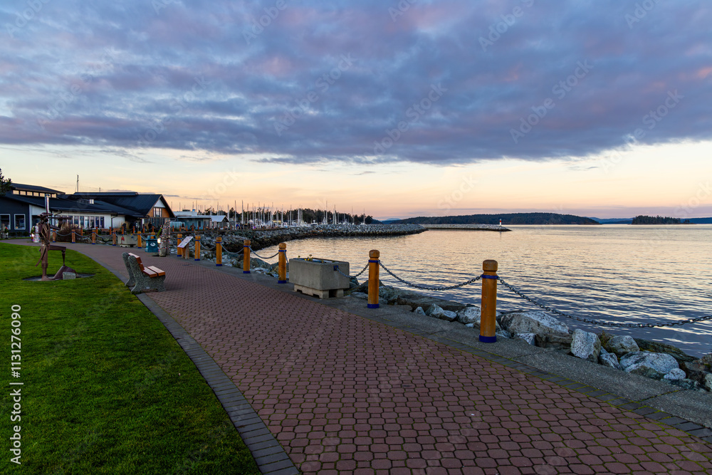 Obraz premium Scenic Waterfront Walkway on Vancouver Island During Sunset