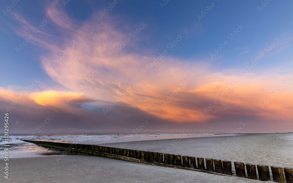 Obraz premium Nortsea seascape with dramatic sky