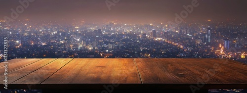 Plateau de table en bois vide avec une zone urbaine en arrière-plan, la nuit pour la présentation de produits sur une photo en gros plan d'une vue d'horizon. photo