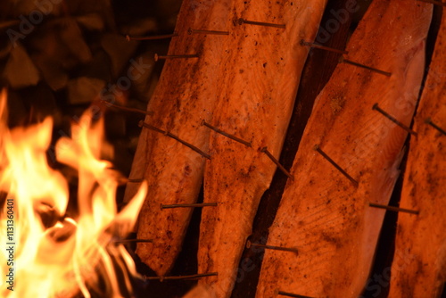 Flammlachs bei der Herstellung