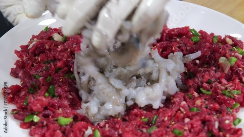 접시의 먹음직스러운 육회 위에 얹는 낙지 탕탕이