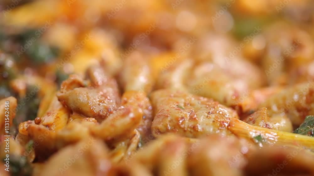 매콤하게 볶아진 먹음직스러운 야채곱창 매콤하게 볶아진 먹음직스러운 야채곱창