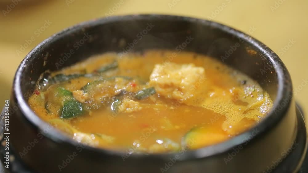 뚝배기에 담긴 우렁 된장찌개 뚝배기에 담긴 우렁 된장찌개