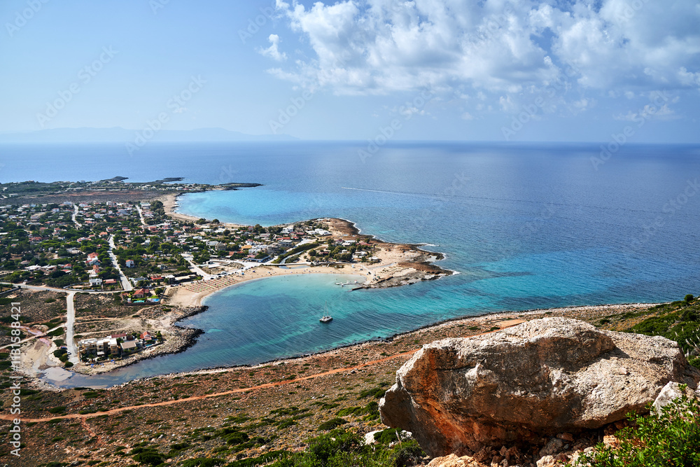Obraz premium The sea and the beach from a bird's eye view in Stavros on the island of Crete
