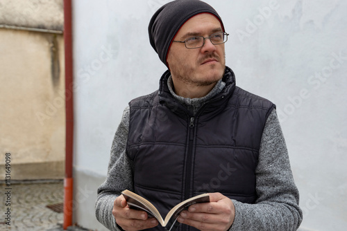 Obraz na płótnie A man with a book on the street. w salonie