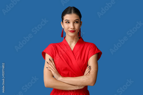 Beautiful young woman on bl...