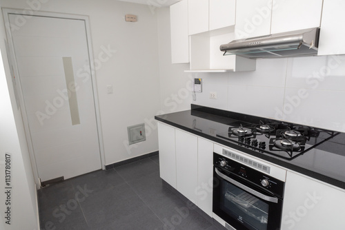 cocina moderna con muebles altos y bajos de melamina , con acabados modernos y mesa de granito