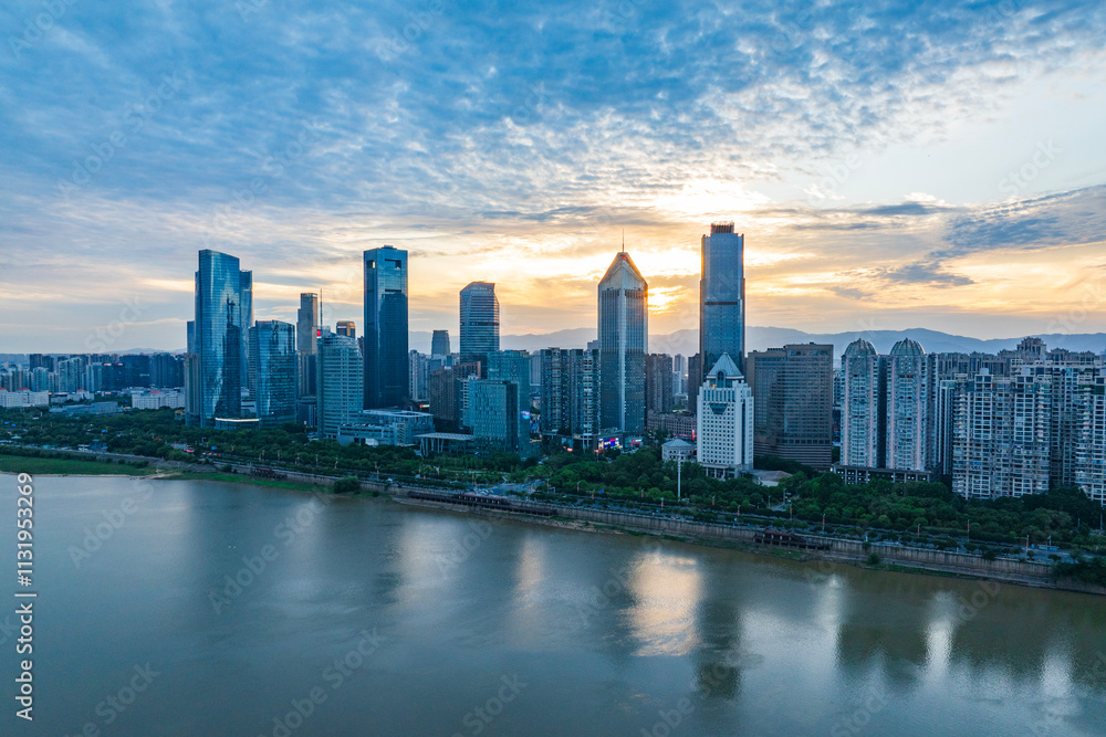 Fototapeta premium city skyline at sunset