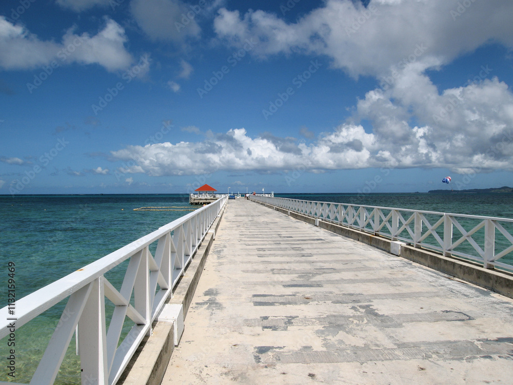 Obraz premium 【グアム】エメラルドグリーンの海の上に延びるココス島の白い橋