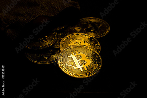 Montón de criptomonedas doradas 