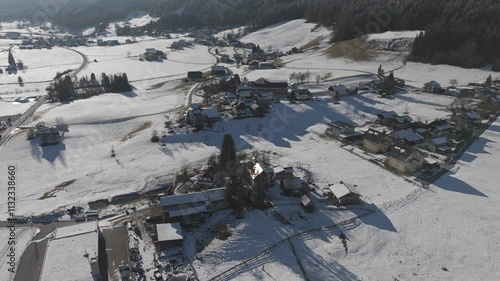 Drohne über Gosau im Salzkammergut im Winter