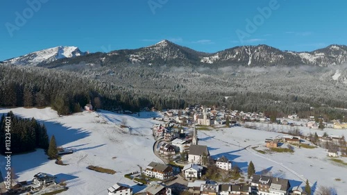 Drohne über Gosau im Salzkammergut im Winter
