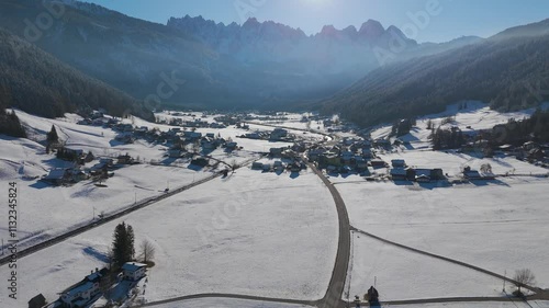 Drohne über Gosau im Salzkammergut im Winter