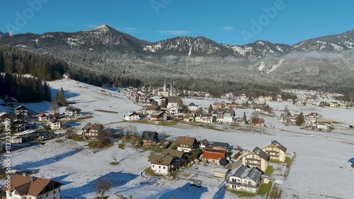 Drohne über Gosau im Salzkammergut im Winter