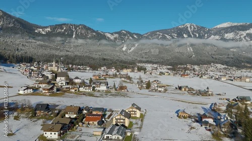 Drohne über Gosau im Salzkammergut im Winter