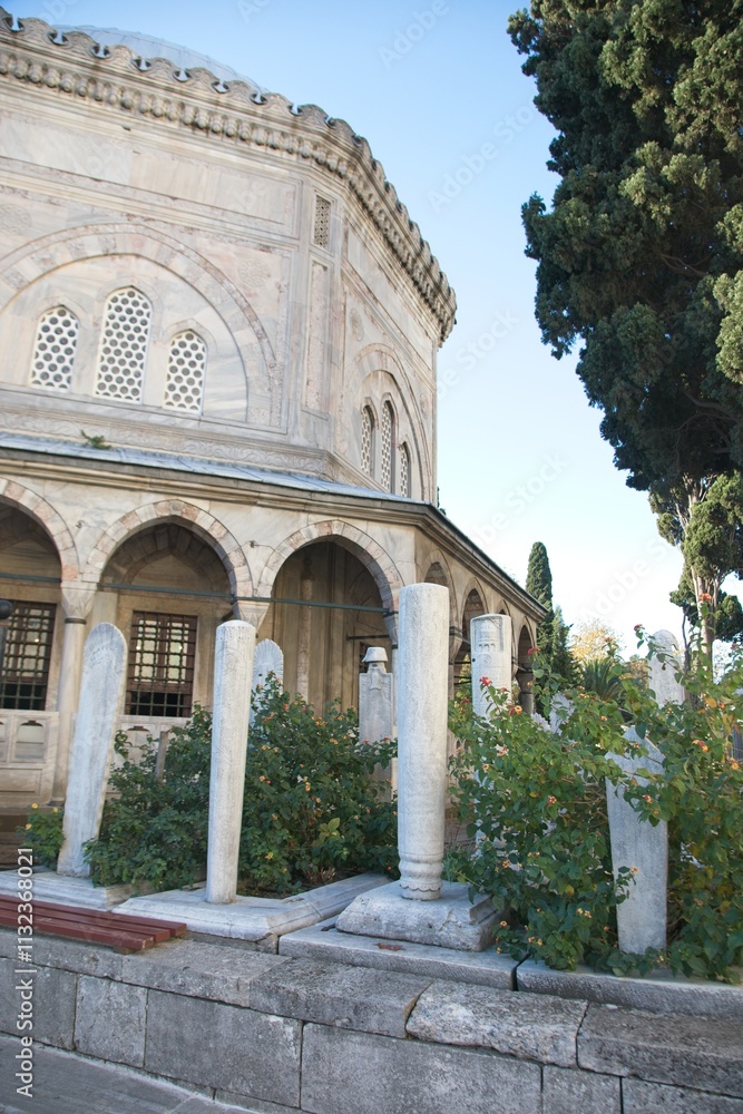 Obraz premium Sulemaniye mosque complex graveyard sultans mausoleum and ottoman gravestones in fall with trees in fall colors
