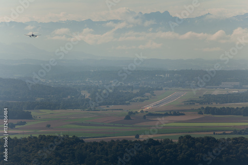 Flughafen Zürich, Schweiz. Ein Flugzeug setzt zur Landung an. Blick auf die Alpen im Hintergrund. photo