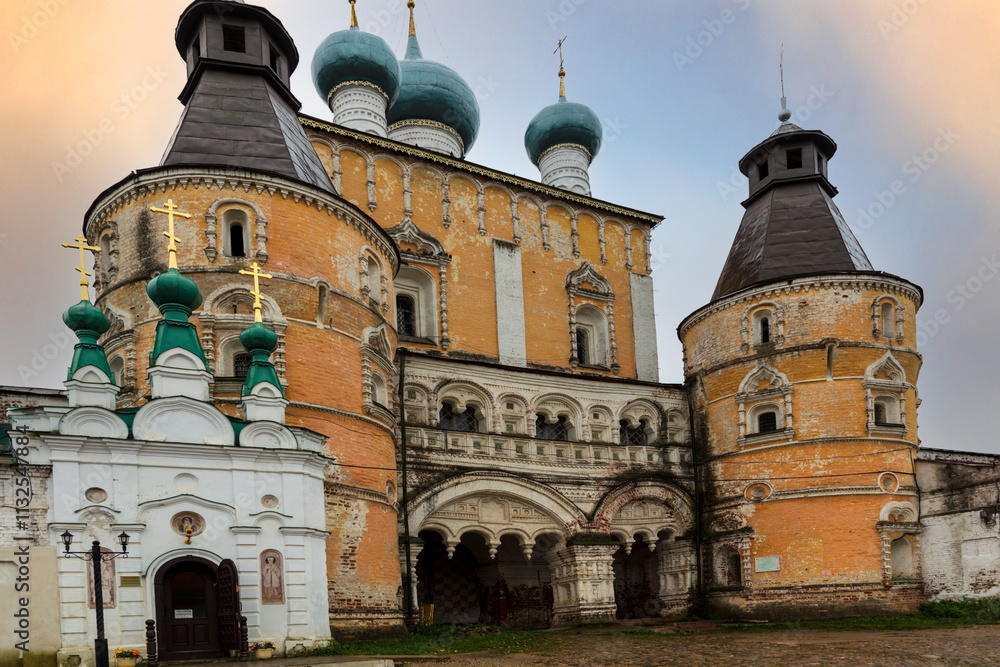 Obraz premium Russia Yaroslavl region Brisoglebsk monastery on a cloudy summer day