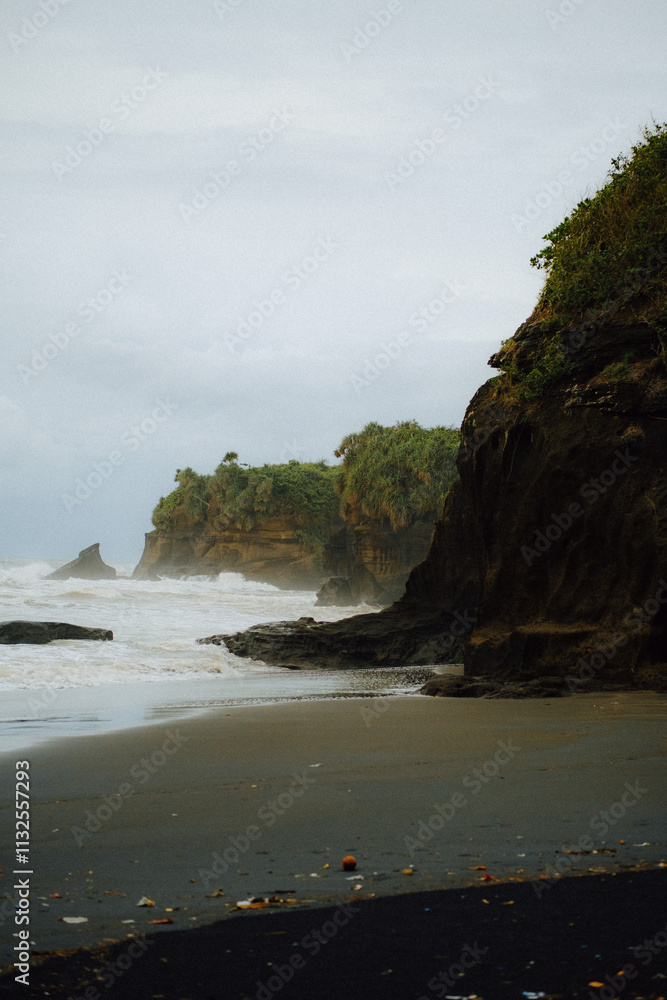 Fototapeta premium beach and rocks in the morning