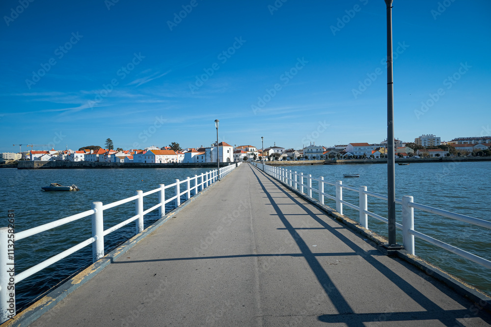 Obraz premium Jetty in a sunny day. Pier in the Alcochete village in Portugal 