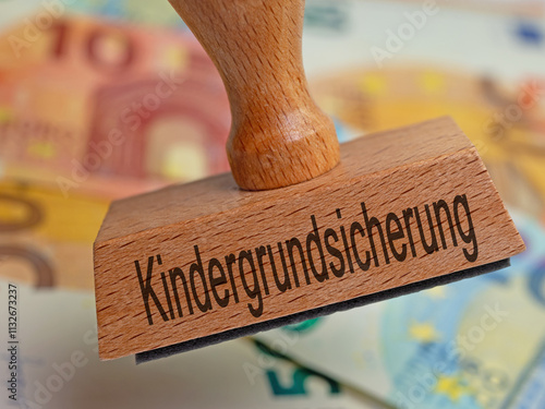 Holzstempel mit dem Aufdruck Kindergrundsicherung photo