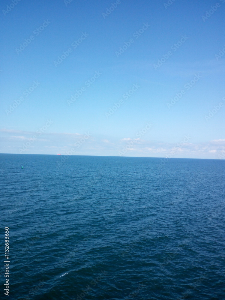 Obraz premium blue sky and sea