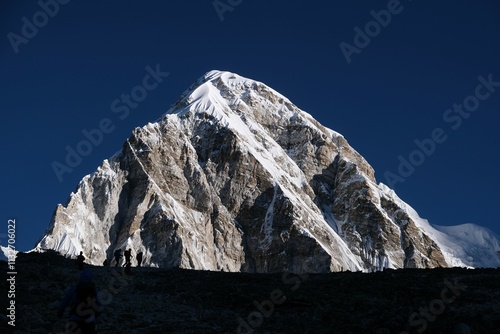 Obraz na płótnie Kala Patthar mount with hiking silhouettes of people and Pumori mount in background. Kala Patthar is the best viewpoint of Mount Everest. Himalayas, Sagarmatha National Park, Nepal. w salonie