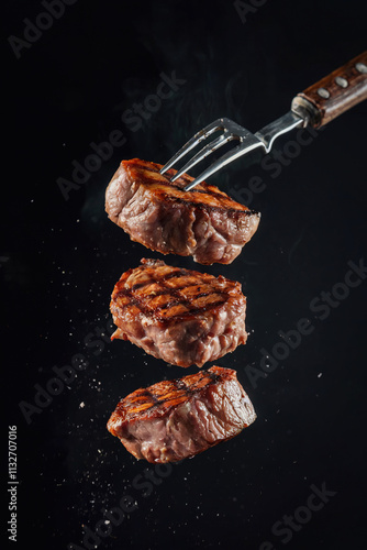Trozos de carne a la brasa suspendidos en el aire. Generado con IA