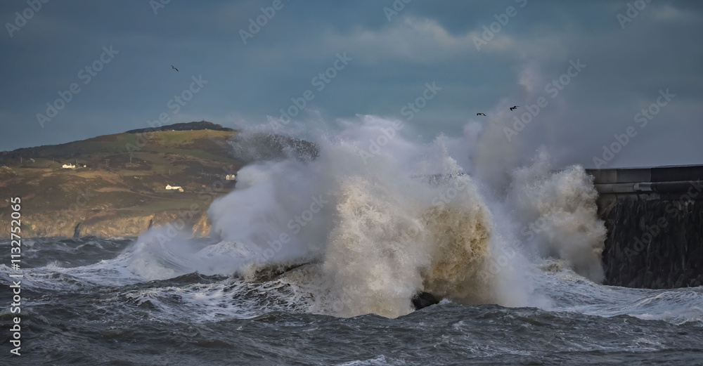 Naklejka premium stormy seas at Holyhead Breakwater
