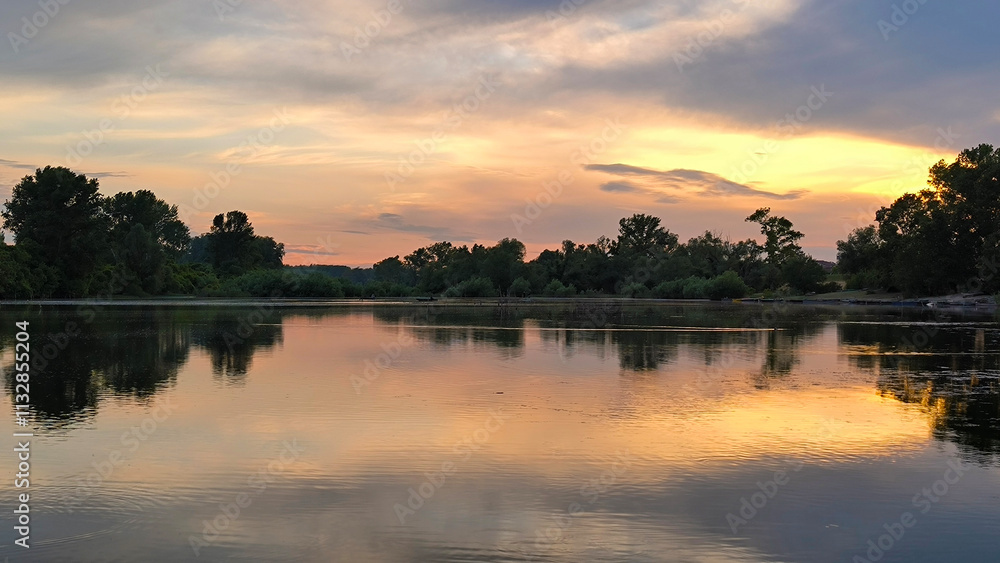 Obraz premium sunset by the Danube river in Novi Sad