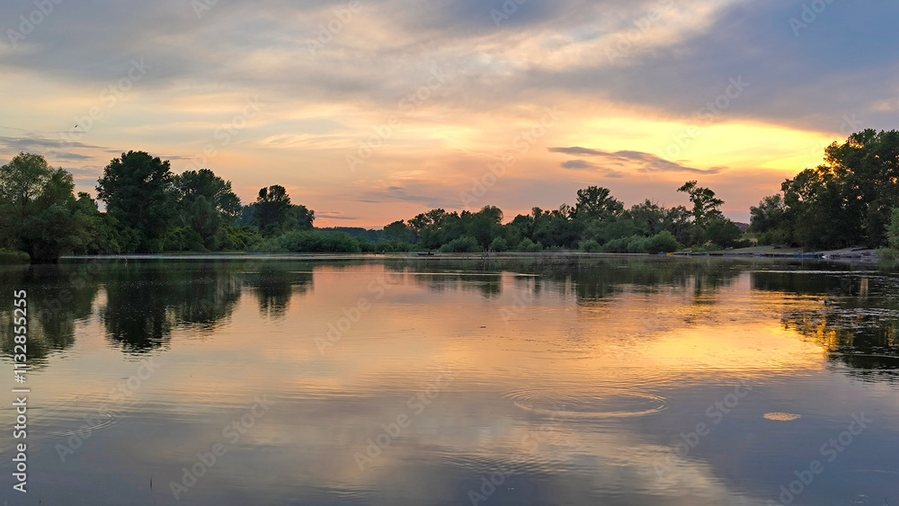 Obraz premium sunset by the Danube river in Novi Sad