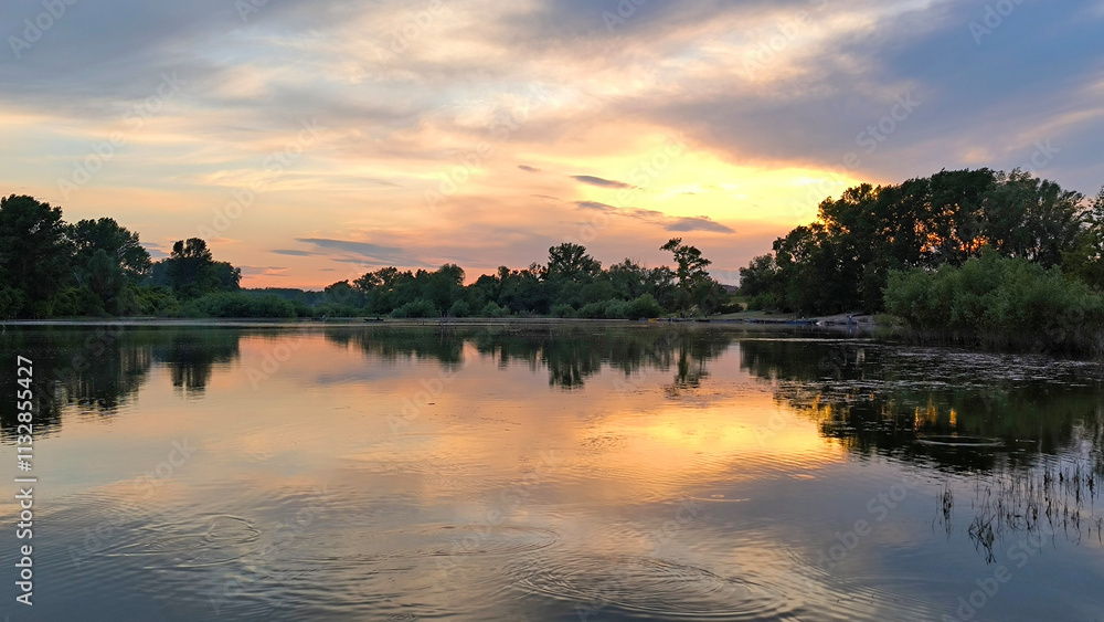 Obraz premium sunset by the Danube river in Novi Sad
