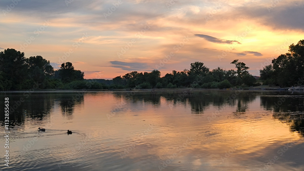 Obraz premium sunset by the Danube river in Novi Sad