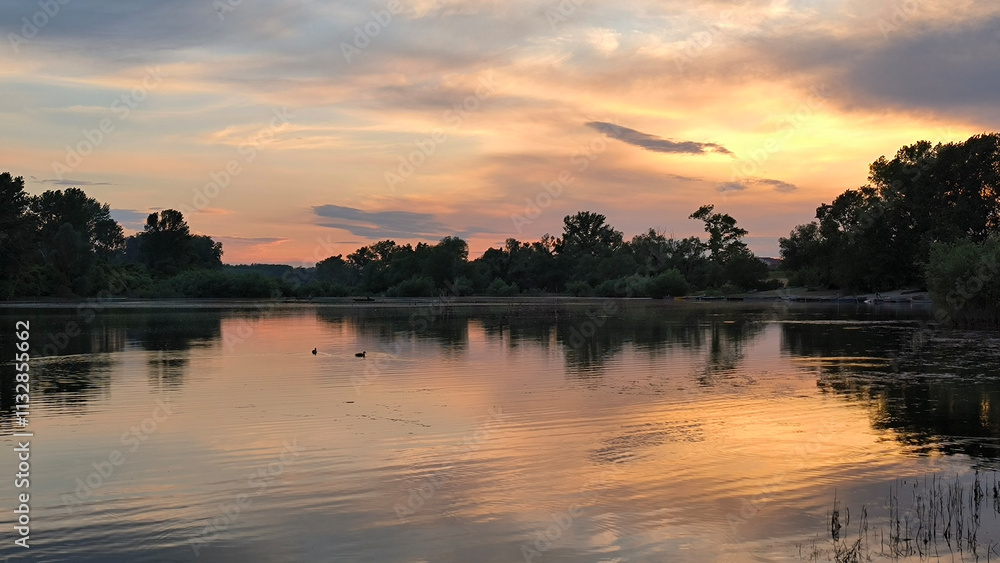Obraz premium sunset by the Danube river in Novi Sad