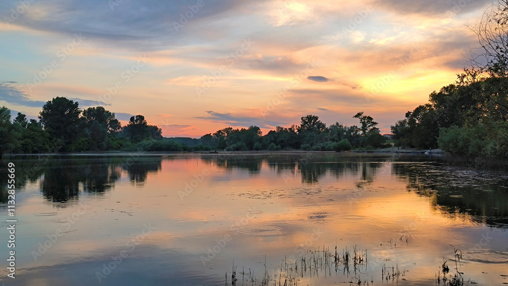 Obraz premium sunset by the Danube river in Novi Sad