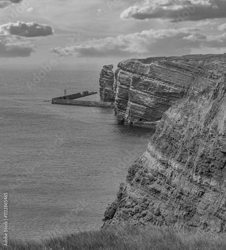 Obraz na płótnie
View of the rocky landscape of the high seas island of Heligoland w salonie