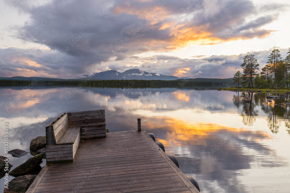 Fototapeta premium Steg am Isteren See, Björnberga, Innlandet, Norwegen