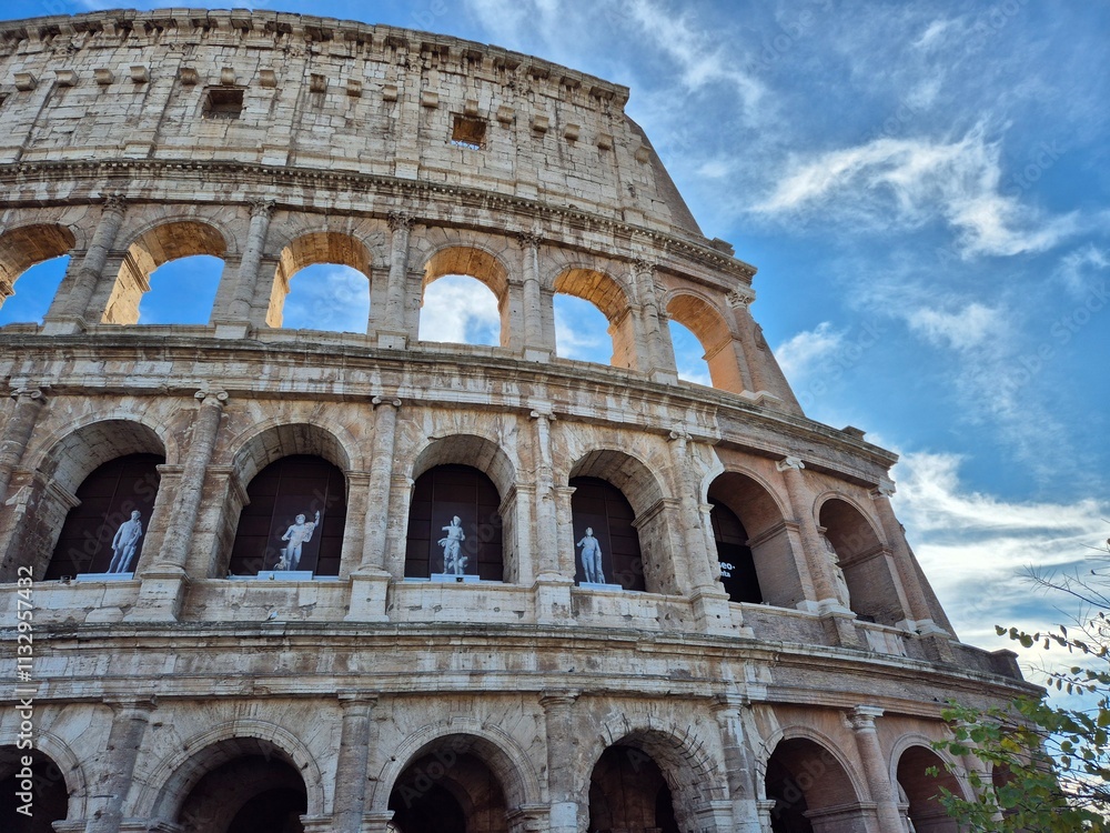 Obraz premium The image shows the Colosseum in Rome. 