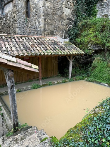 Obraz na płótnie lavoir près du jardin fleuri de castelmoron-d'albret w salonie